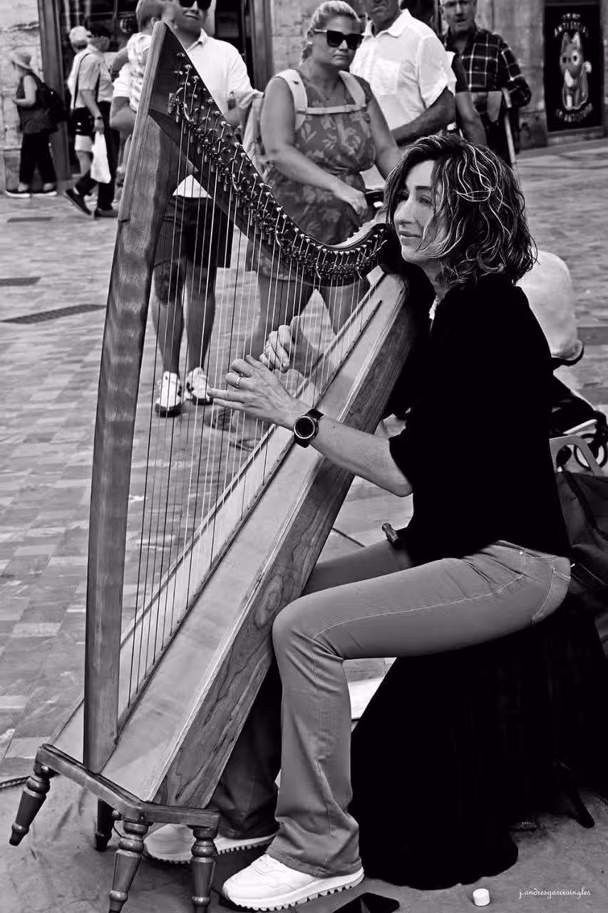 Elena Aker en actuación en vivo