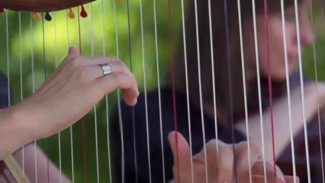 Elena Aker performing